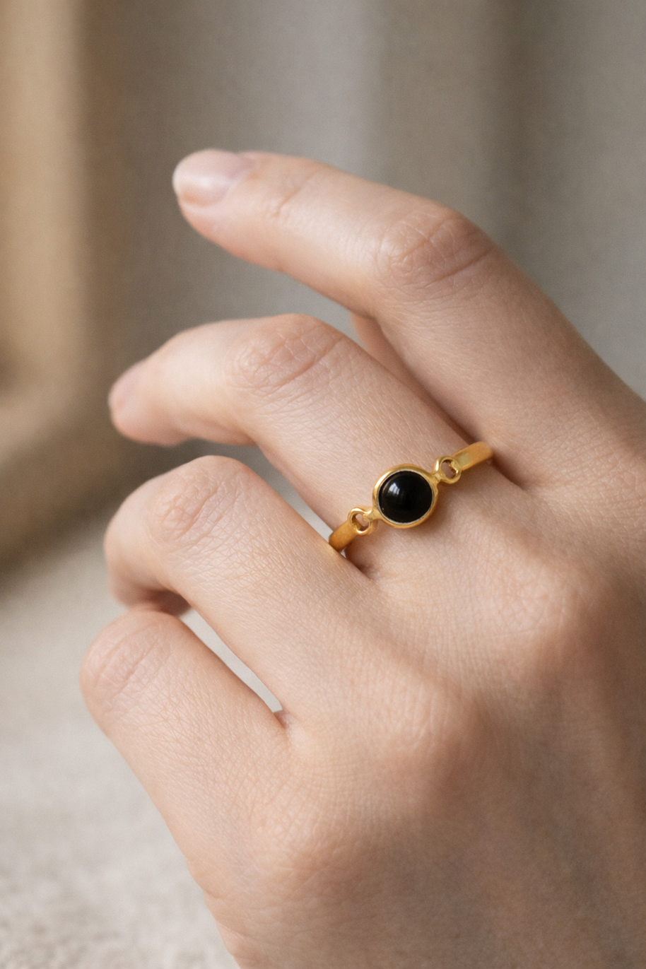 Anillo dorado con piedra ágata negra