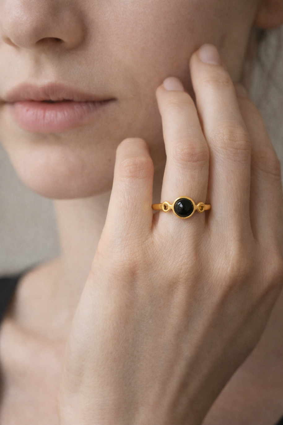 Anillo dorado con piedra ágata negra