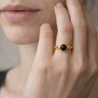 Anillo dorado con piedra ágata negra