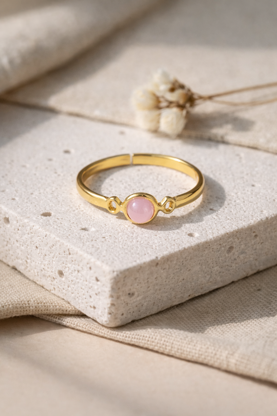 Anillo dorado con piedra ágata rosa