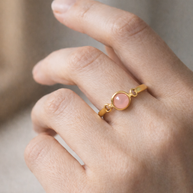 Anillo dorado con piedra ágata rosa