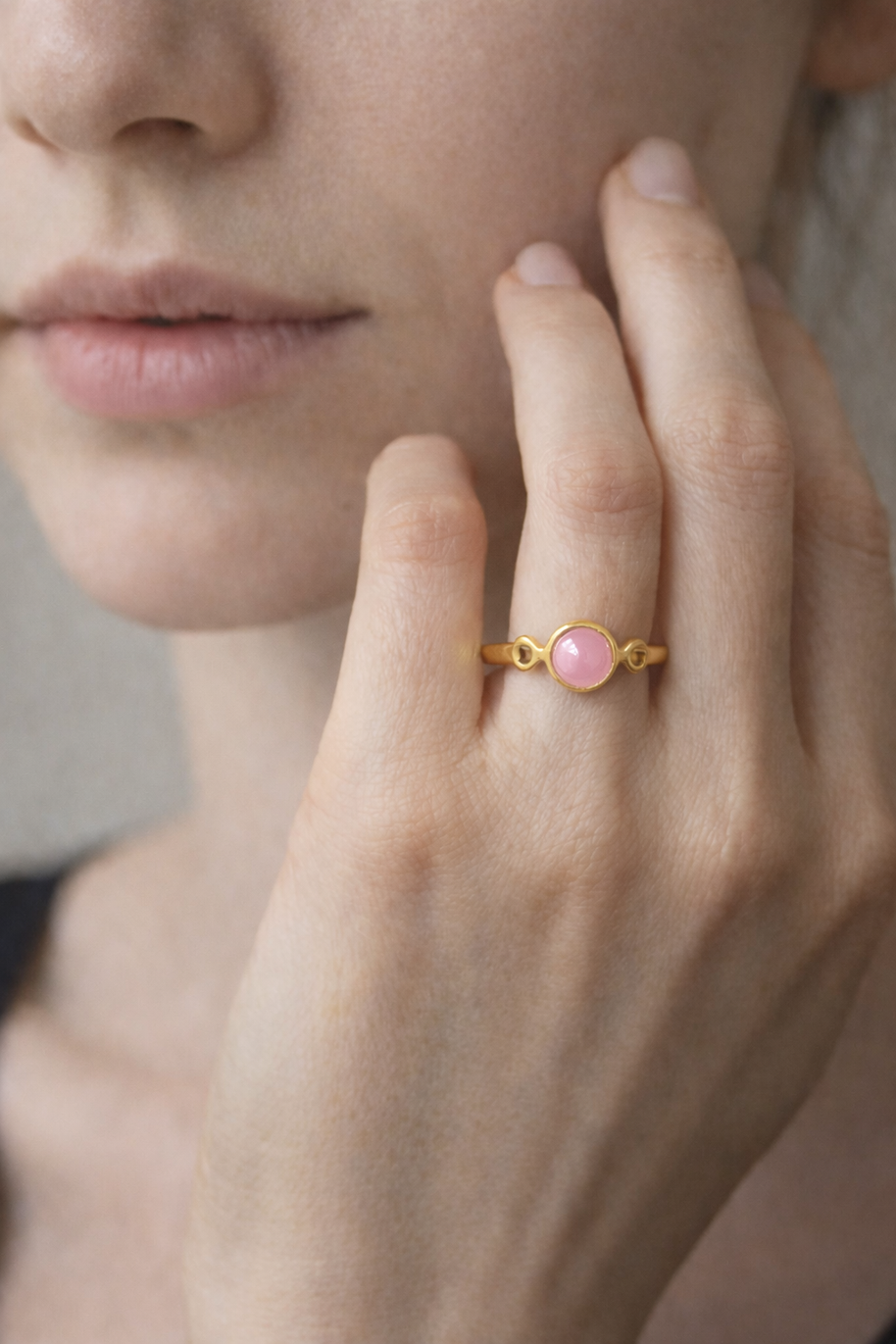Anillo dorado con piedra ágata rosa