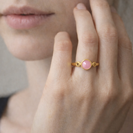 Anillo dorado con piedra ágata rosa