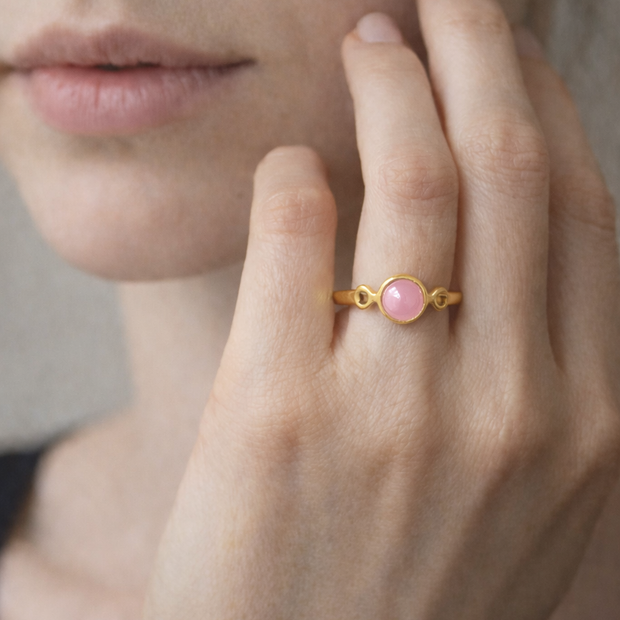Anillo dorado con piedra ágata rosa