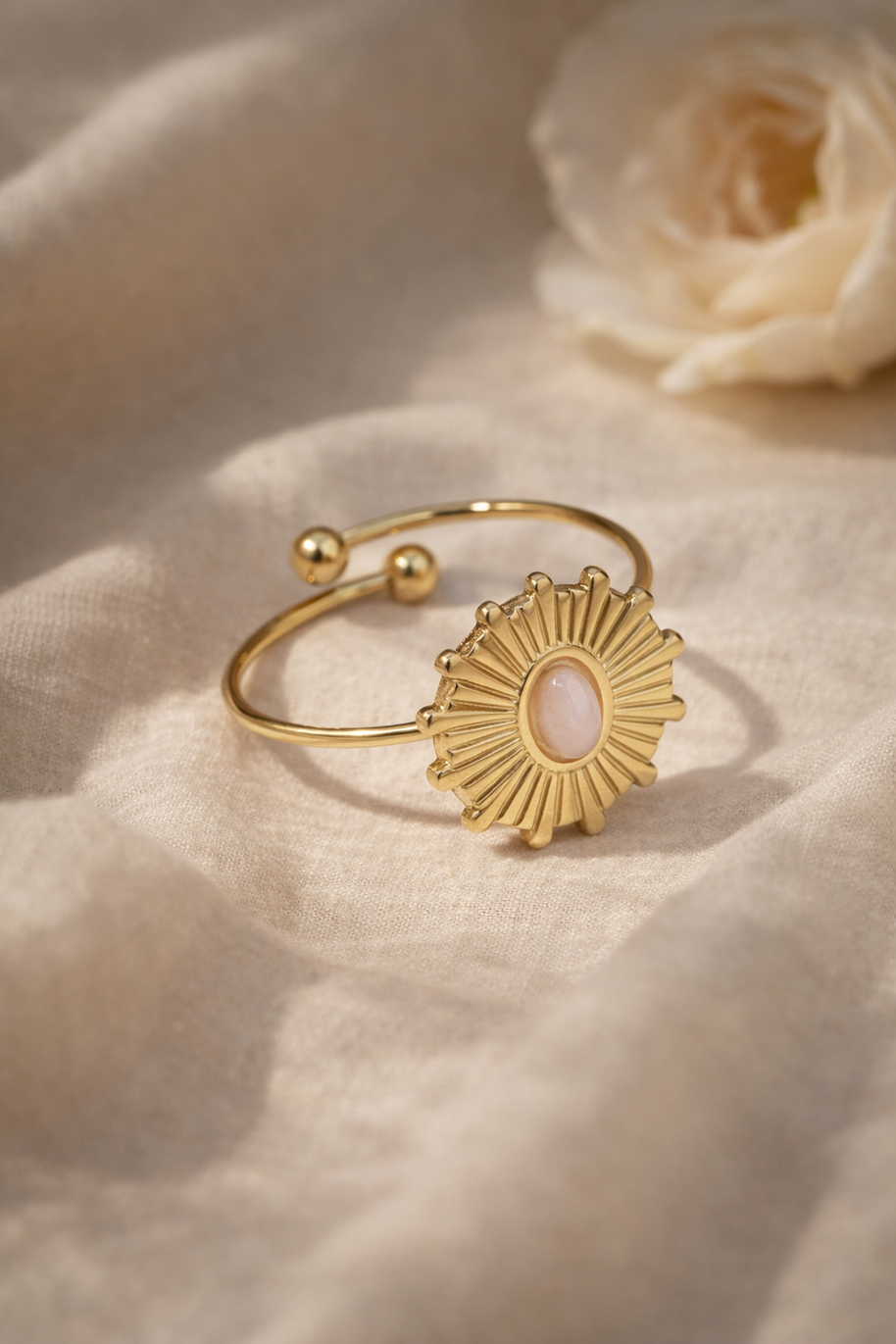 Anillo dorado con piedra circular