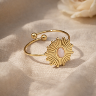 Anillo dorado con piedra circular