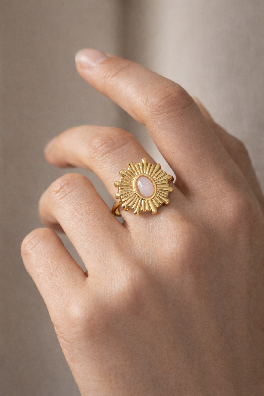 Anillo dorado con piedra circular