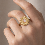 Anillo dorado con piedra circular