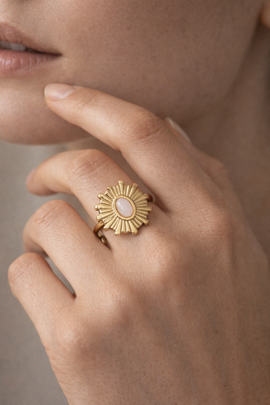 Anillo dorado con piedra circular