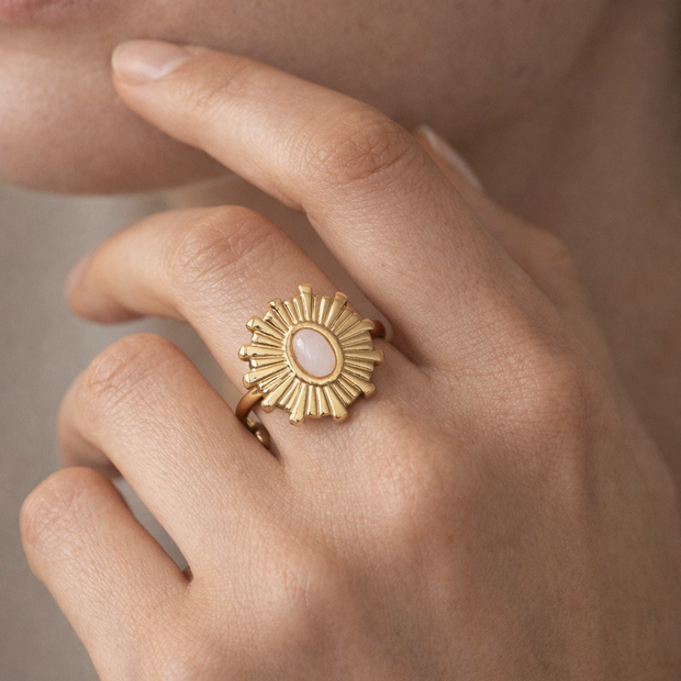 Anillo dorado con piedra circular