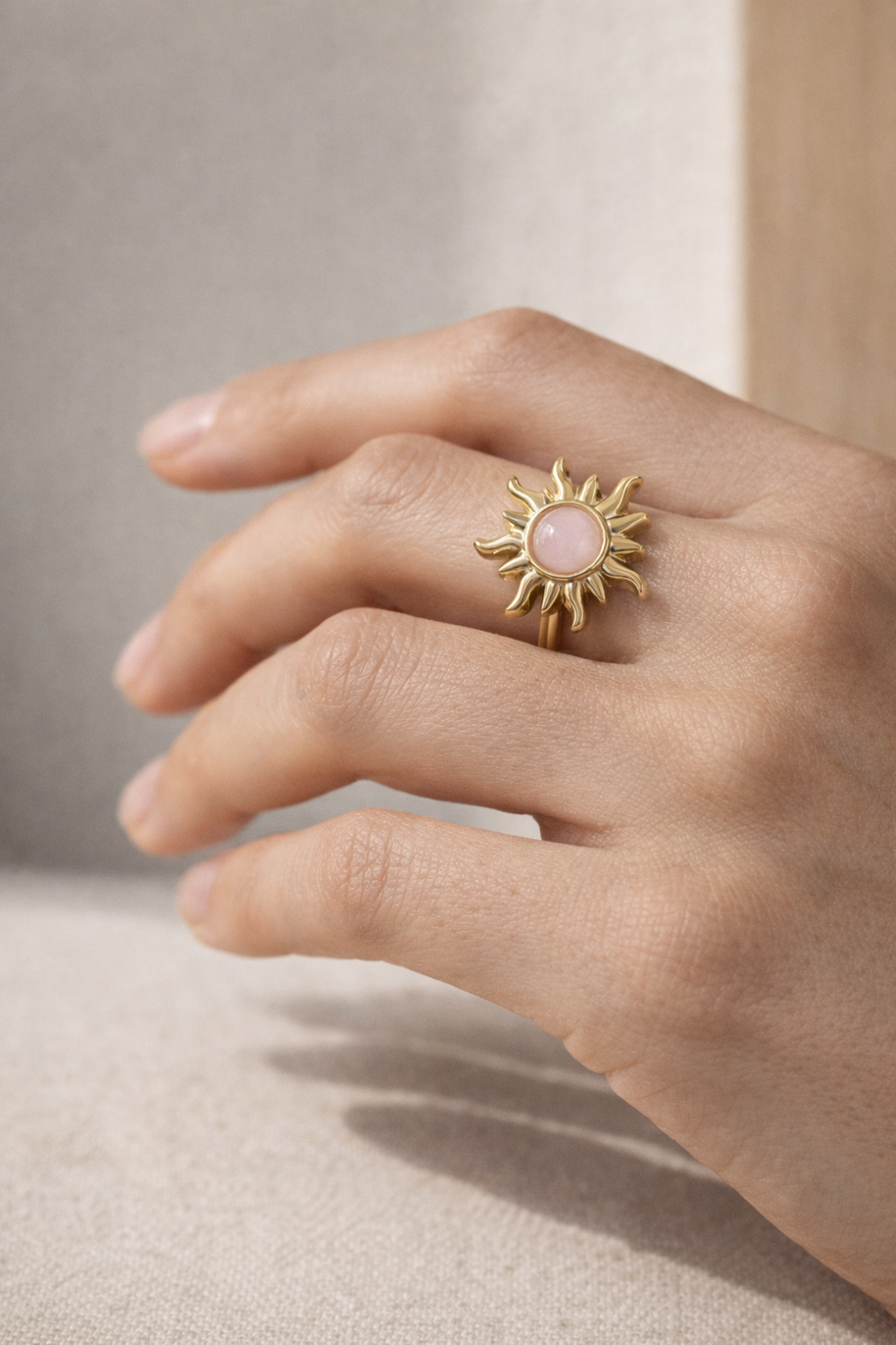 Anillo dorado con piedra sol