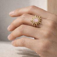 Anillo dorado con piedra sol