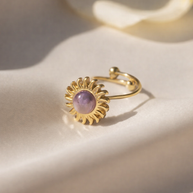 Anillo dorado con piedra sol