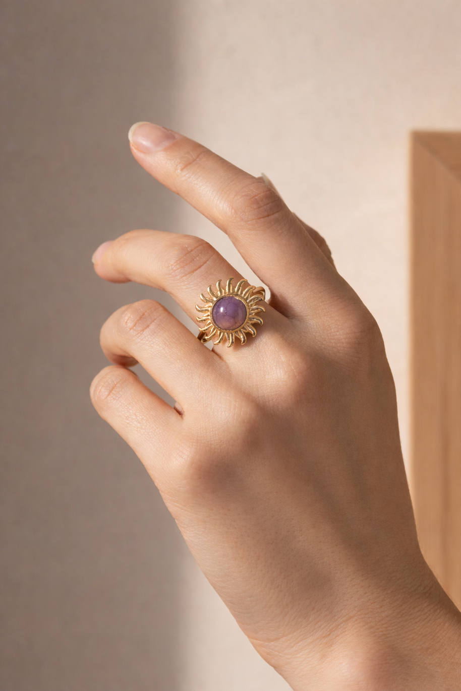 Anillo dorado con piedra sol