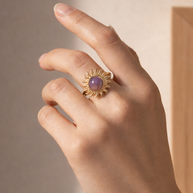 Anillo dorado con piedra sol
