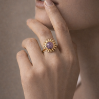 Anillo dorado con piedra sol