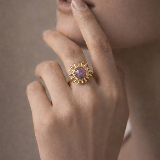Anillo dorado con piedra sol