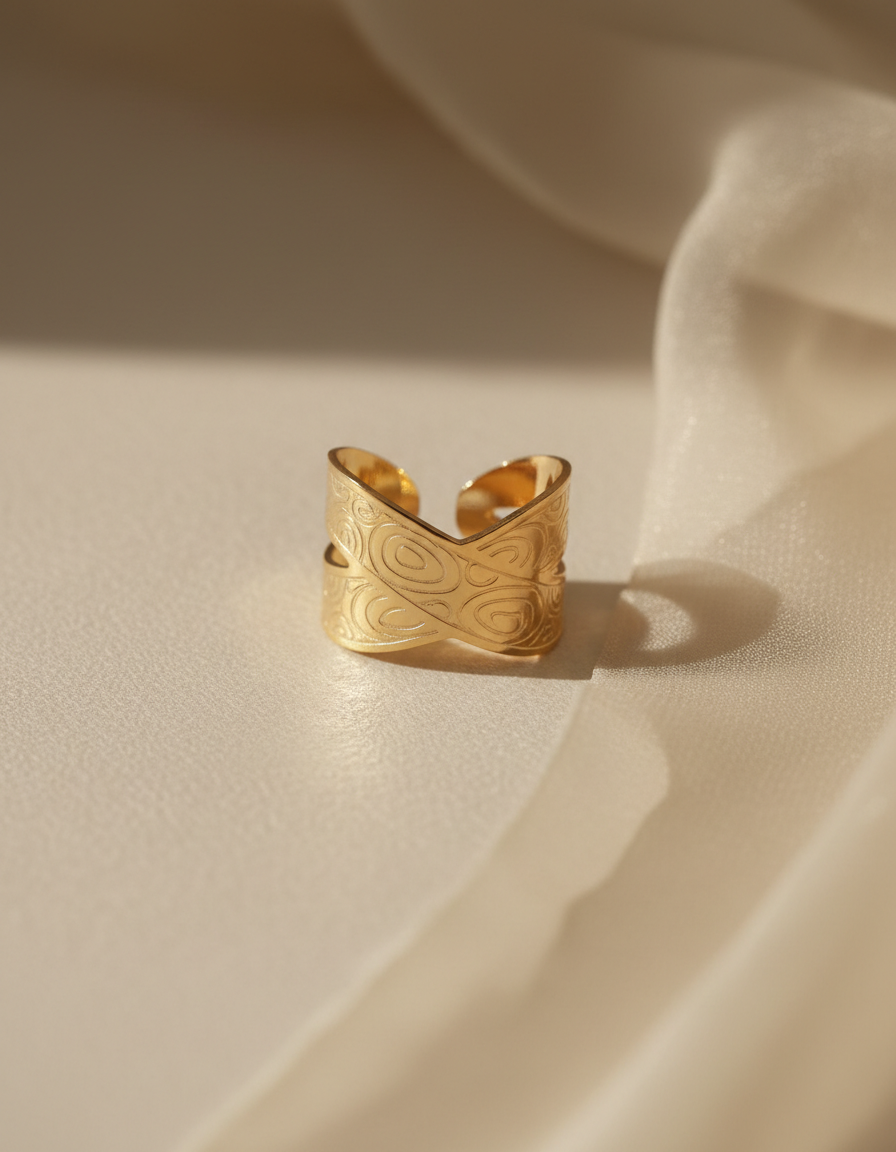 Anillo dorado cruzado con motivos circulares