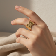 Anillo dorado cruzado con motivos circulares