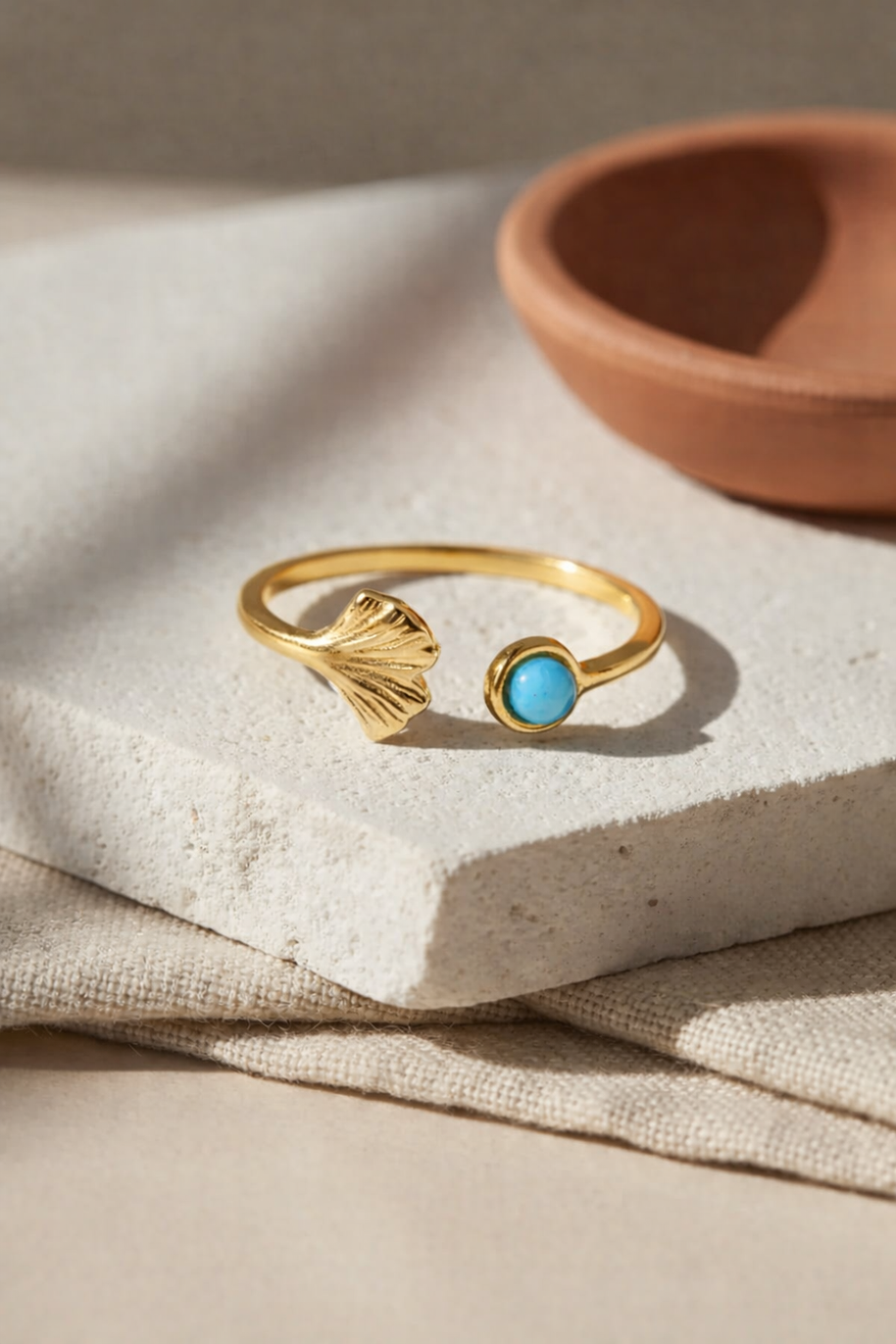 Anillo dorado de aleta de pez con piedra jade azul