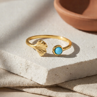 Anillo dorado de aleta de pez con piedra jade azul