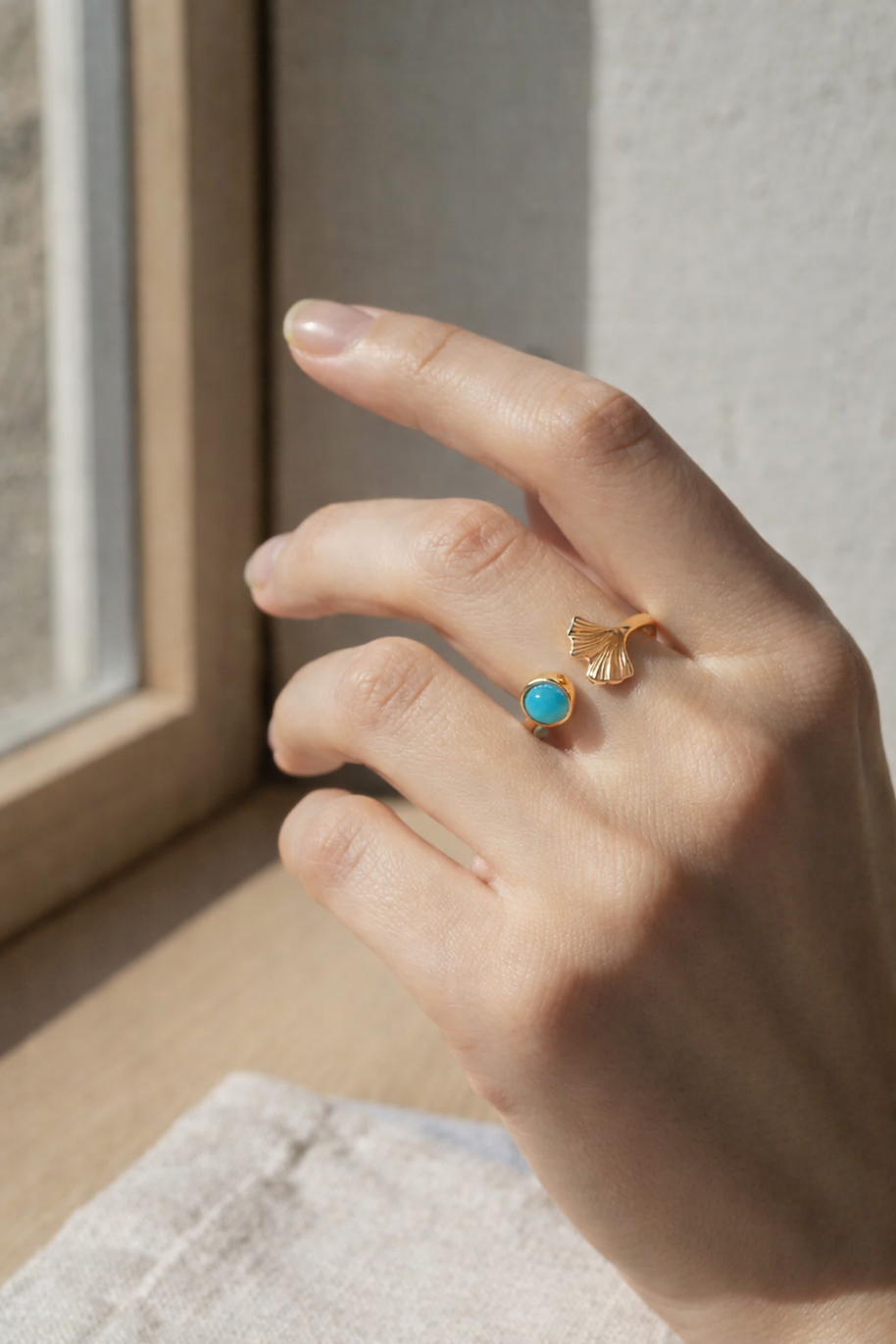 Anillo dorado de aleta de pez con piedra jade azul