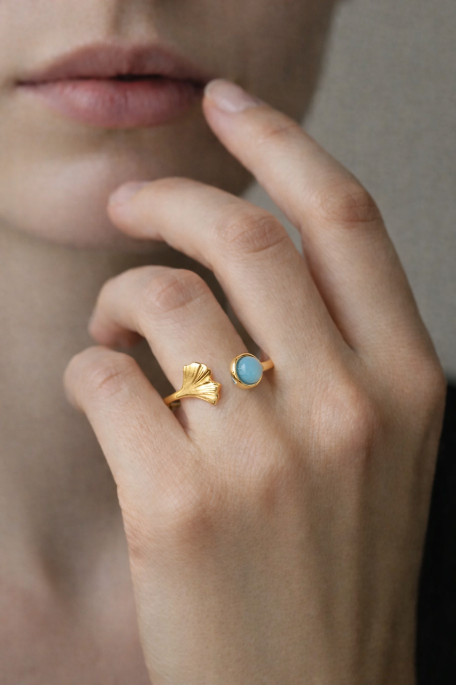 Anillo dorado de aleta de pez con piedra jade azul