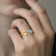 Anillo dorado de aleta de pez con piedra jade azul