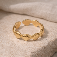 Anillo dorado de aros de vieiras