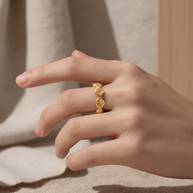 Anillo dorado de aros de vieiras