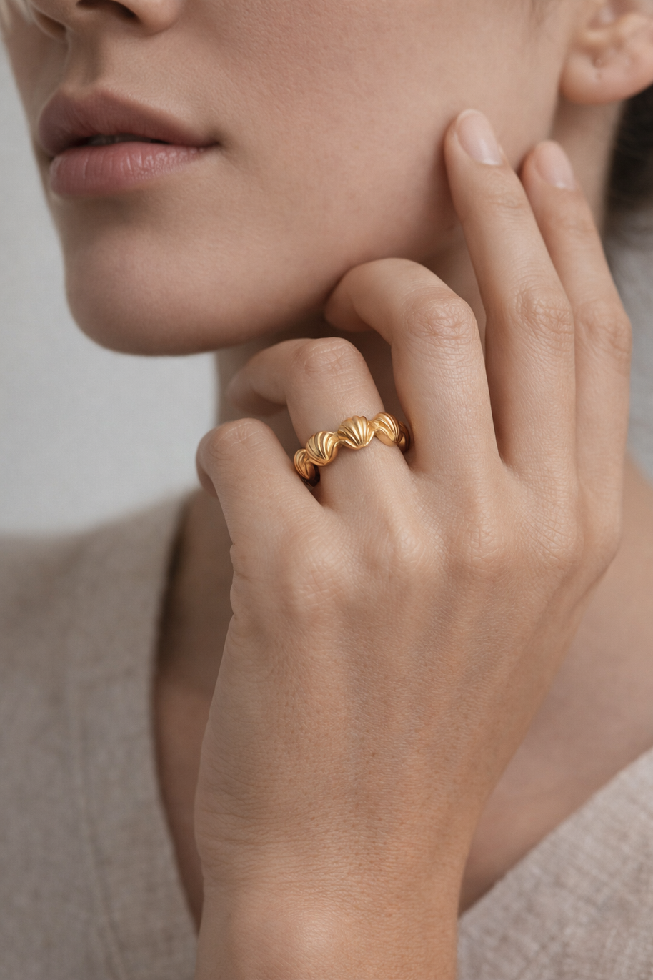 Anillo dorado de aros de vieiras