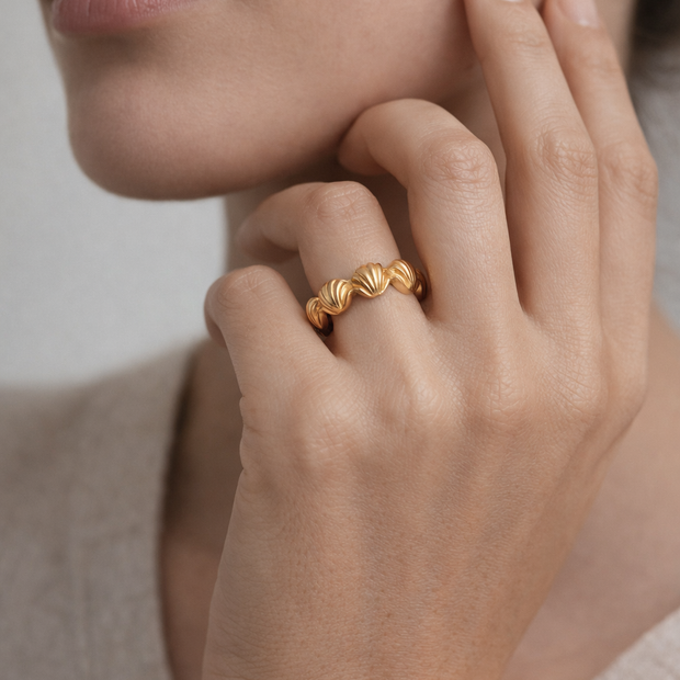 Anillo dorado de aros de vieiras