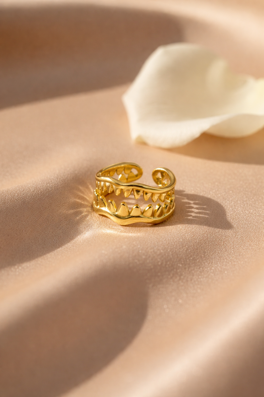 Anillo dorado de colmillo