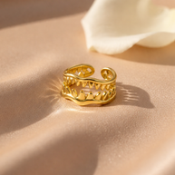 Anillo dorado de colmillo