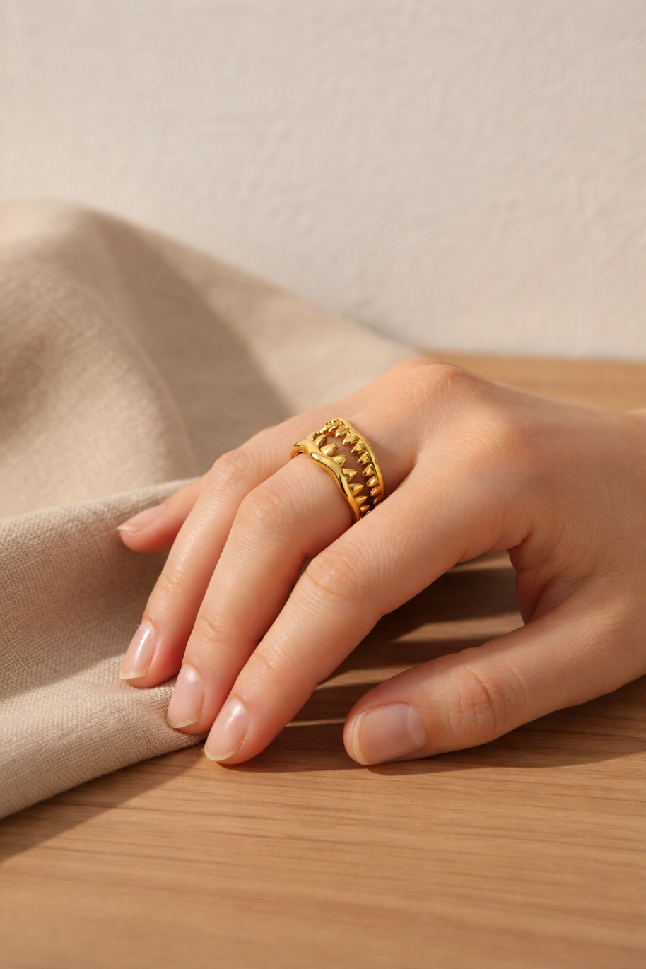 Anillo dorado de colmillo