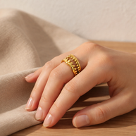 Anillo dorado de colmillo