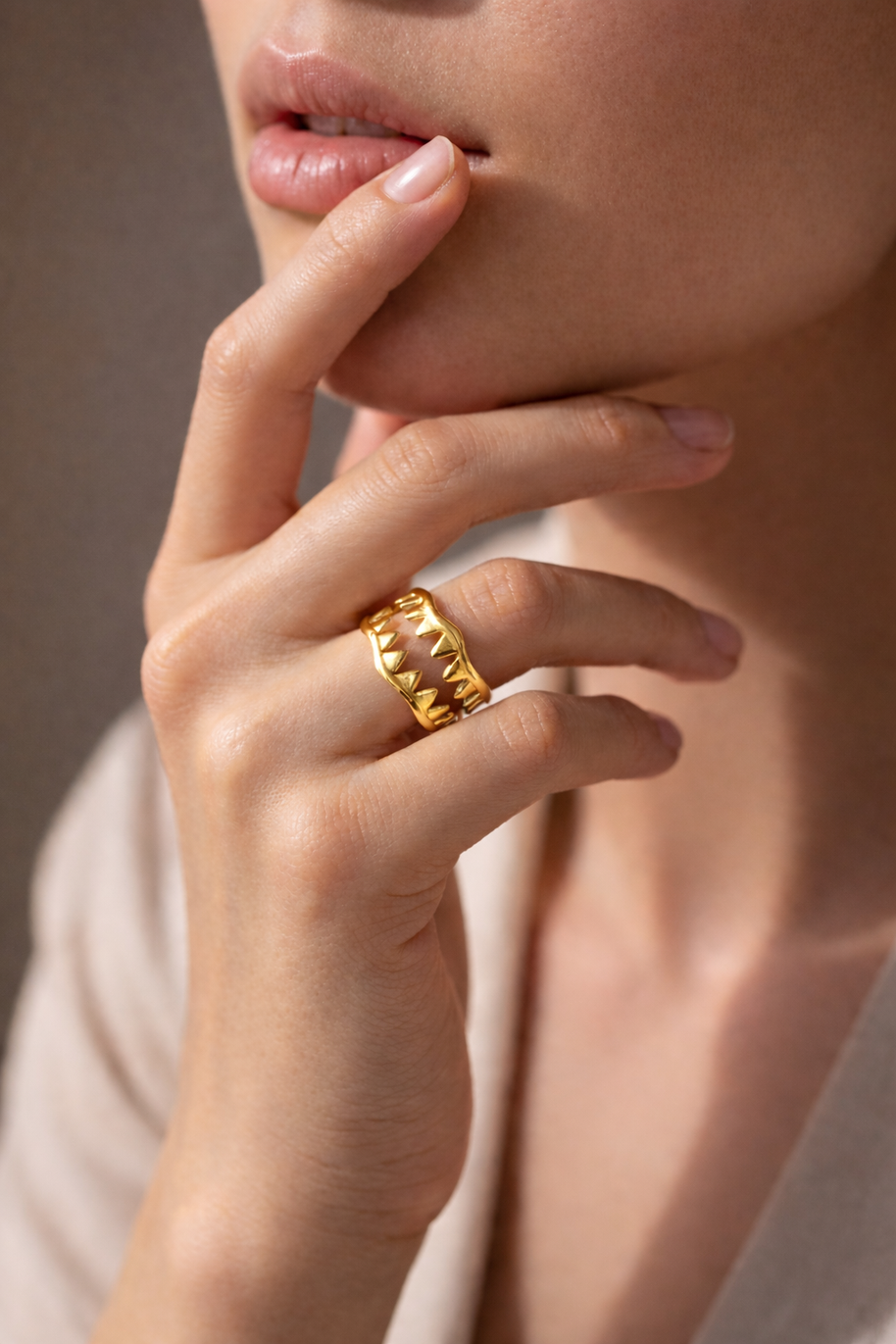 Anillo dorado de colmillo