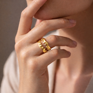 Anillo dorado de colmillo