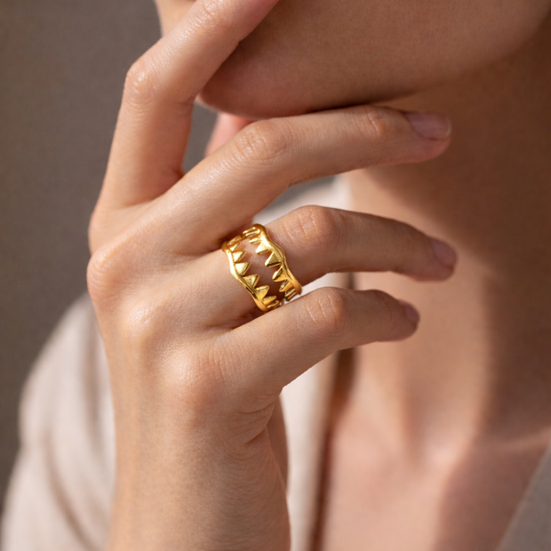 Anillo dorado de colmillo