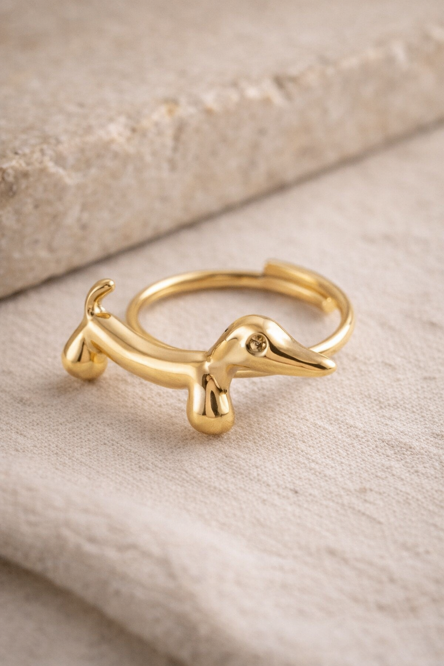 Anillo dorado de perro salchicha
