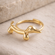 Anillo dorado de perro salchicha