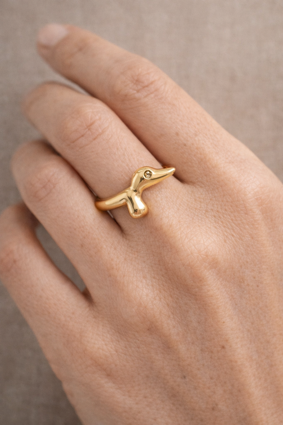 Anillo dorado de perro salchicha