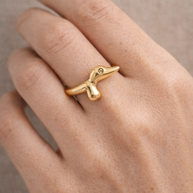Anillo dorado de perro salchicha