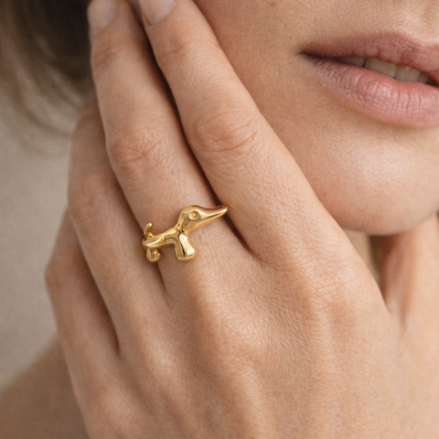 Anillo dorado de perro salchicha