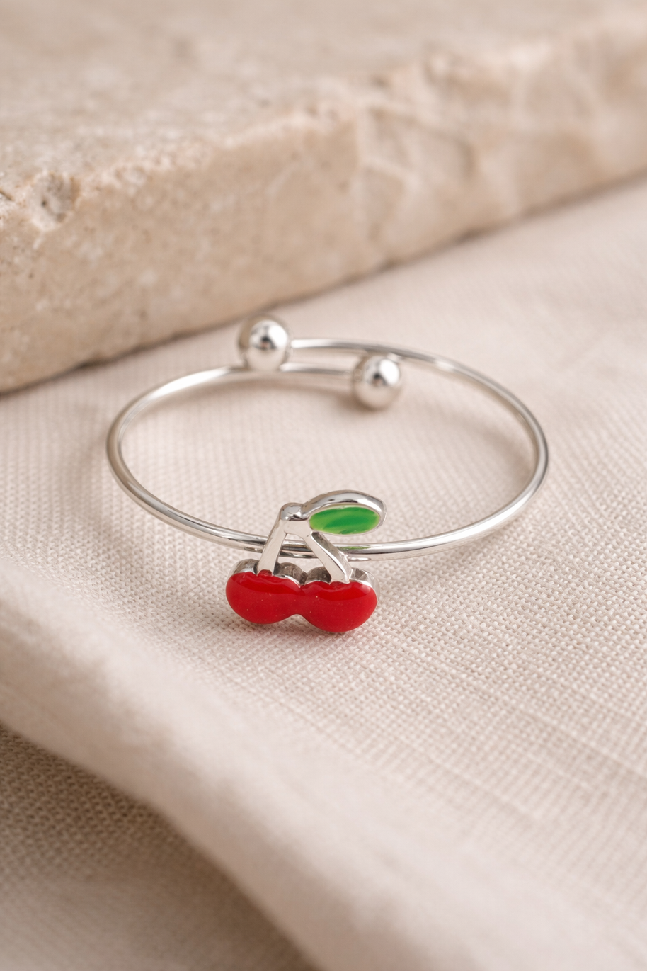 Anillo plateado abierto con cereza esmaltada