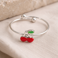 Anillo plateado abierto con cereza esmaltada