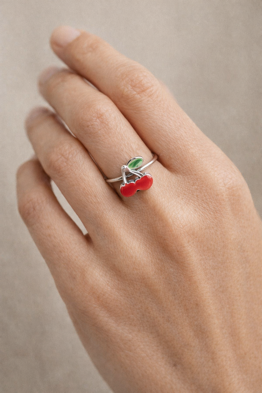 Anillo plateado abierto con cereza esmaltada