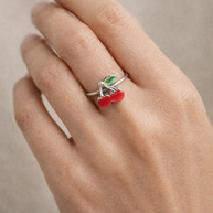Anillo plateado abierto con cereza esmaltada