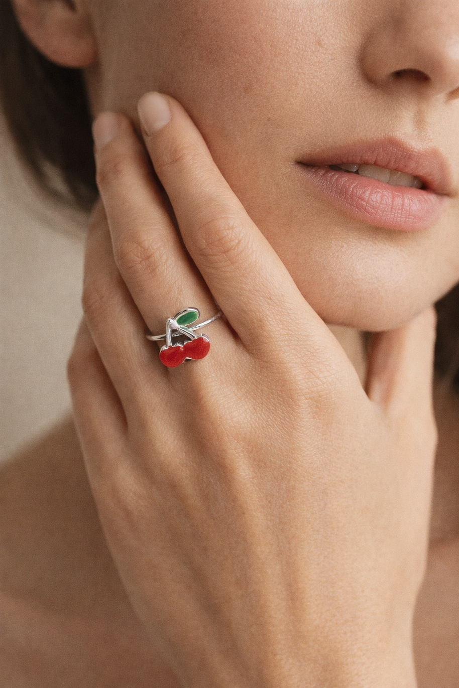 Anillo plateado abierto con cereza esmaltada