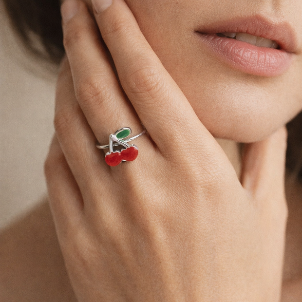 Anillo plateado abierto con cereza esmaltada